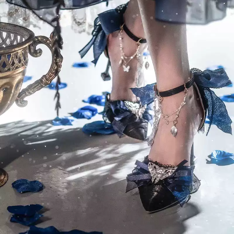 Gothic-Stilettos für Damen mit Ketten- und Schleifenverzierung, zweifarbig, mit Knöchelriemen