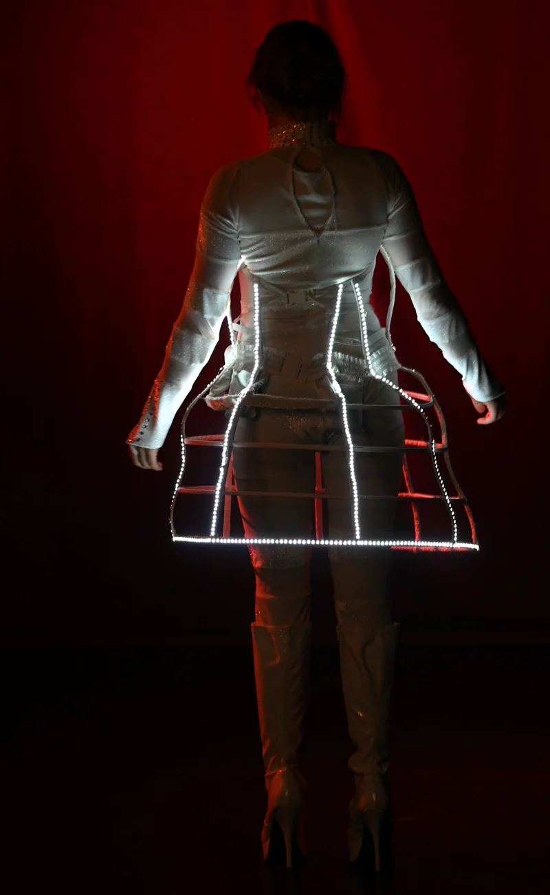 + Besonderheit: Lichtkostüm