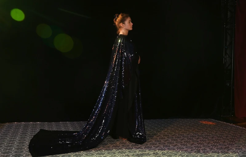 Umhang- Langes Pailettenkleid mit Schleppe - W022