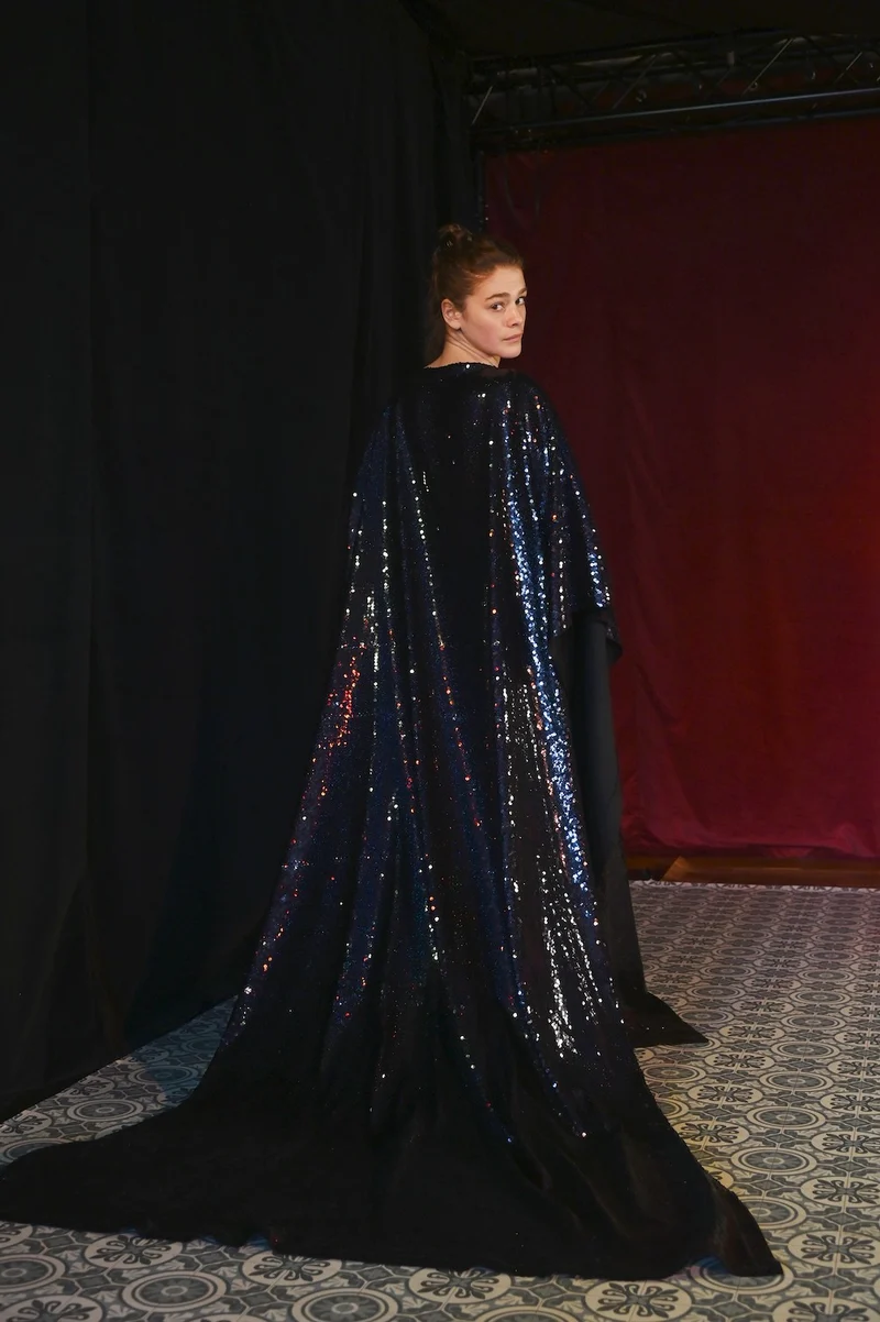 Umhang- Langes Pailettenkleid mit Schleppe - W022