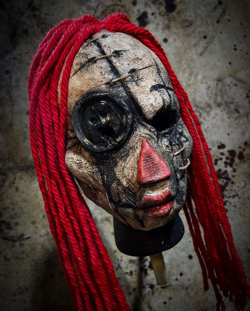Zerschließene Puppen Maske mit roten Wollhaaren