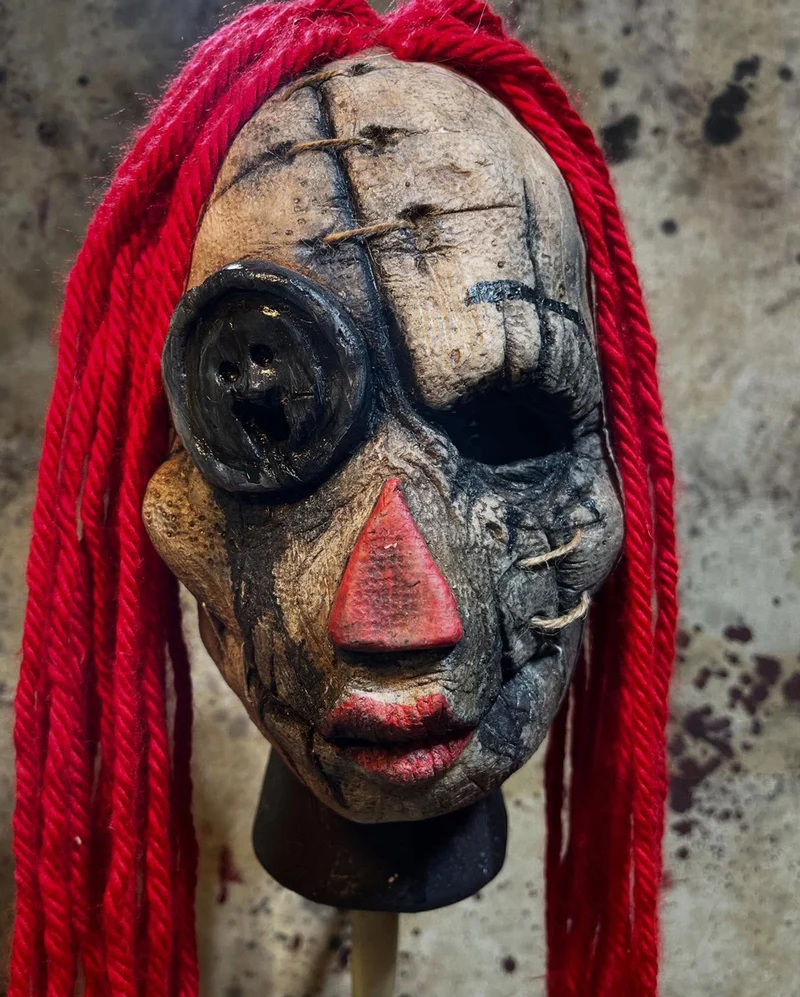 Zerschließene Puppen Maske mit roten Wollhaaren