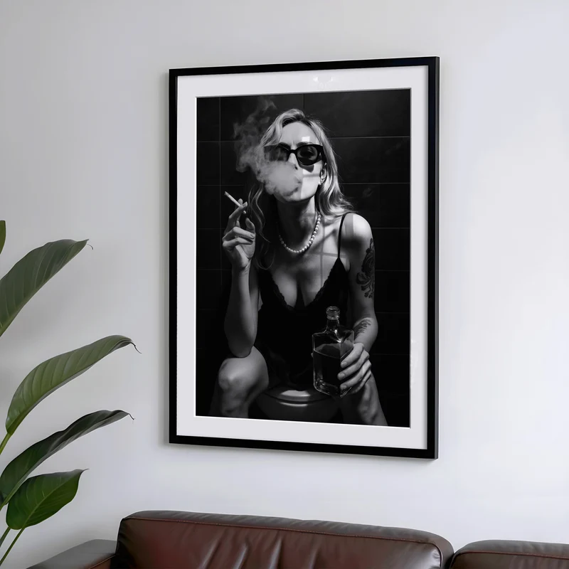 Frau raucht und trinkt Whisky auf Toilette Poster Badezimmer