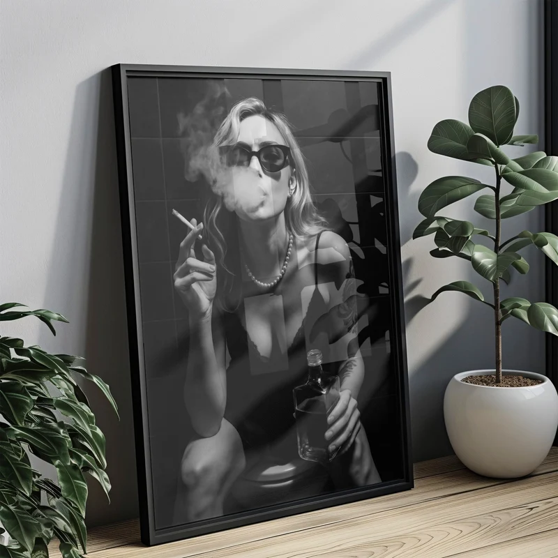 Frau raucht und trinkt Whisky auf Toilette Poster Badezimmer