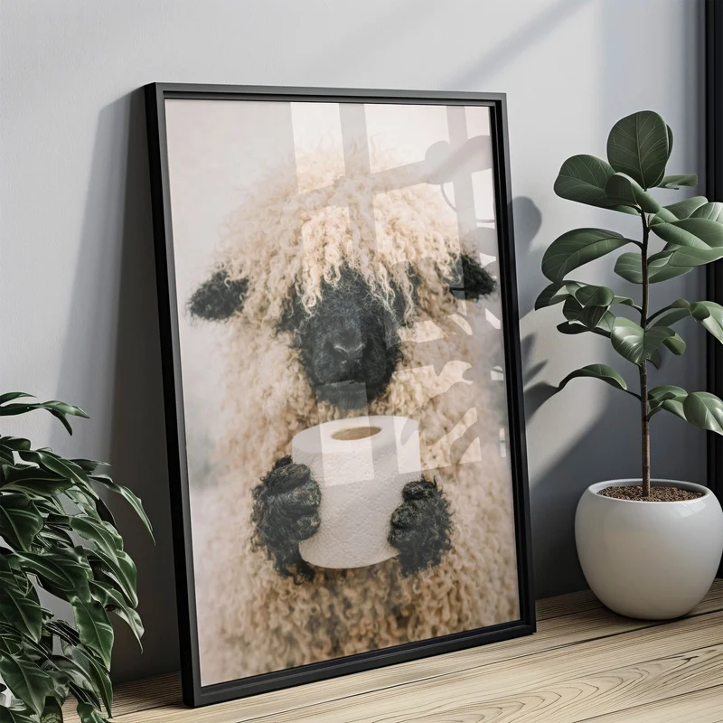 Lustiges Badezimmer Poster - Schaf hält Klopapierrolle