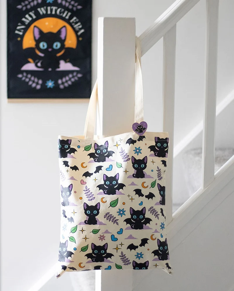„Cute & Creepy“ Mystic Tragetasche mit Katzenmotiv