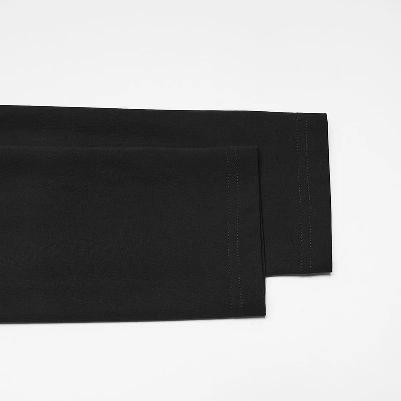 Punk-Herren-Langarmshirt mit geprägten Nieten, Reißverschluss, Rundhalsausschnitt.