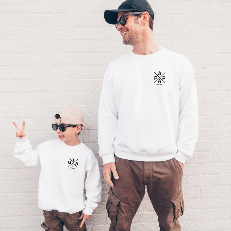Mama, Papa, Mini Sweater personalisierte Familienpullover - minimalistisch bedruckt mit Datum oder Namen
