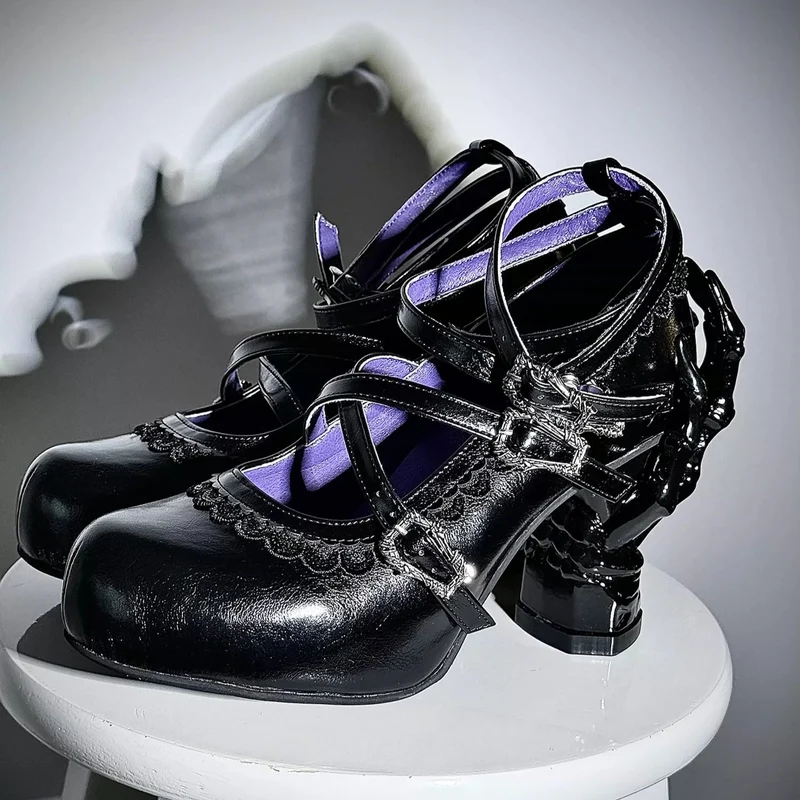 Gothic-Schuhe für Damen mit gekreuzten Schnallenriemen und Skeletthand-Absatz