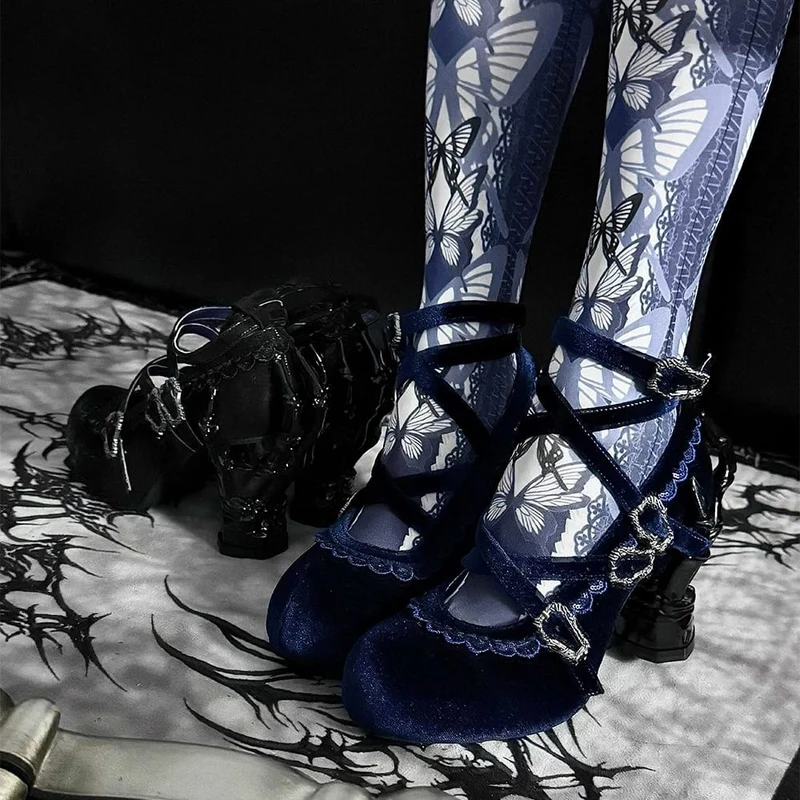 Gothic-Schuhe für Damen mit gekreuzten Schnallenriemen und Skeletthand-Absatz