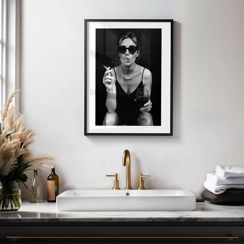 Lady Poster Vintage Print - Frau auf Toilette raucht & trinkt Wein - Moderne Schwarz Weiß Retro Kunst und Wohndekoration - Wanddekoration