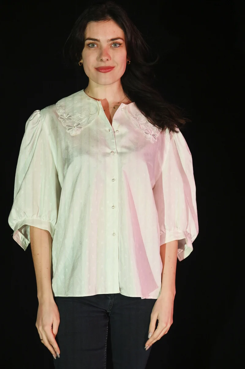 Top - Weiße Bluse mit besticktem Kragen - W176