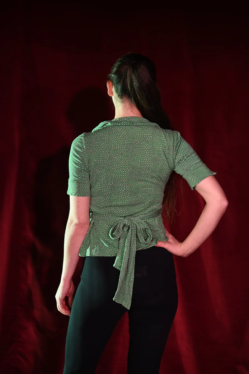 Top - Grüne Wickelbluse - W175