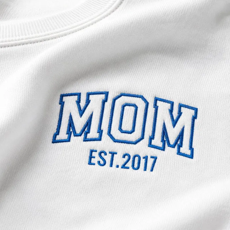 Pull personnalisé maman - MOM avec prénoms brodés
