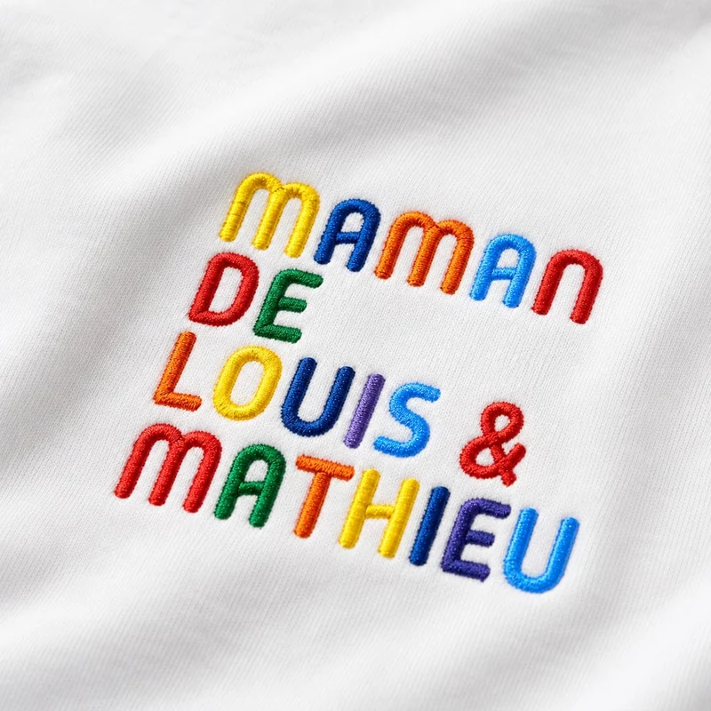 T-shirt personnalisé maman - Prénoms multicolores brodés