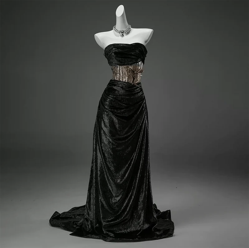 Maßgeschneidertes Vintage-Gothic-Hochzeitskleid aus Samt mit Glücksbambus-Motiv, schulterfrei und trägerlos