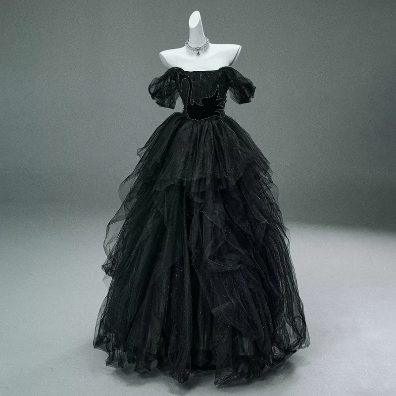 Maßgeschneidertes gotisches schwarzes Schwanen-Abendkleid mit Glitzer, mehrlagig aus Tüll, trägerlos, Hochzeitskleid
