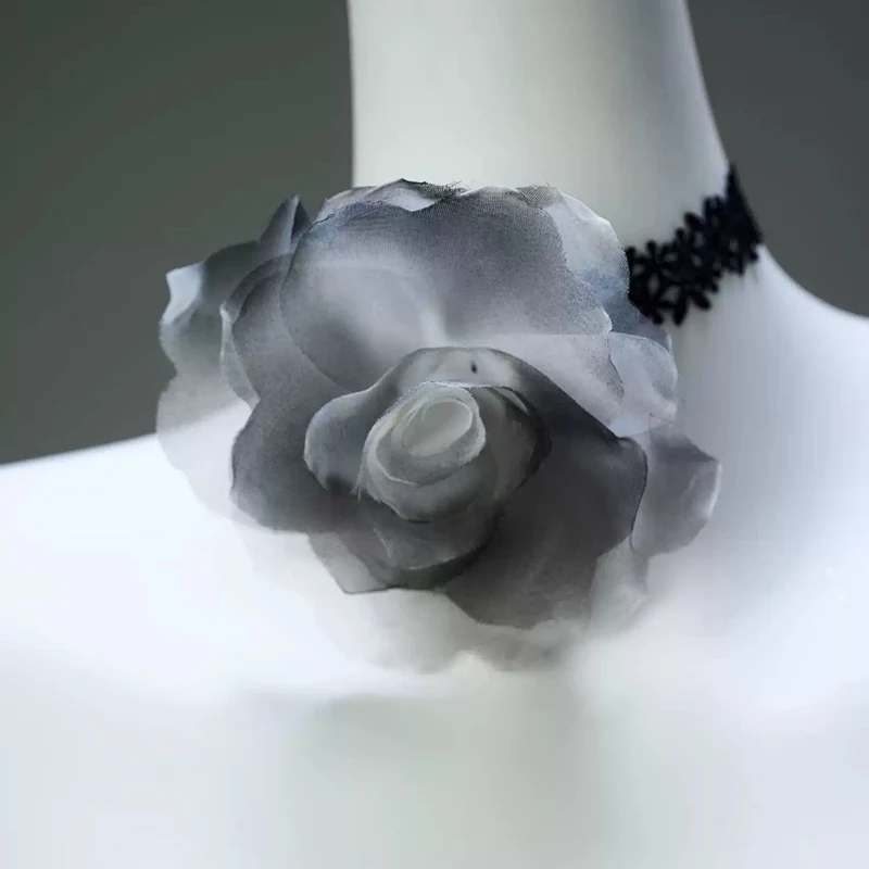 Maßgeschneidertes Gothic Big Rose Mehrschichtiges trägerloses Brautkleid für Damen