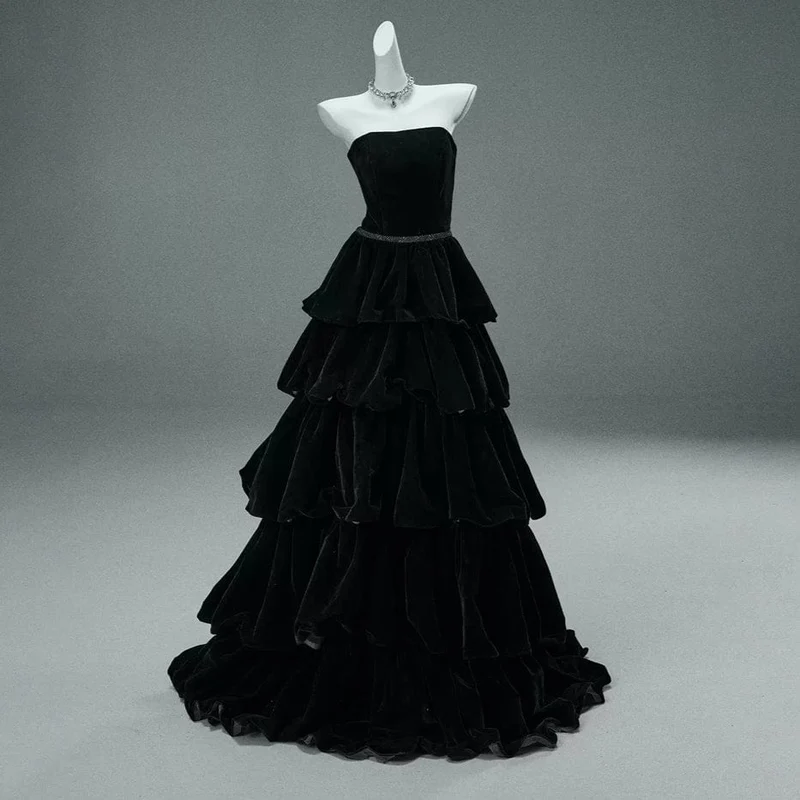 Maßgeschneidertes, gotisches, trägerloses, mehrlagiges Samtkleid mit Bindebändern am Rücken – perfekt für Partys und Hochzeiten