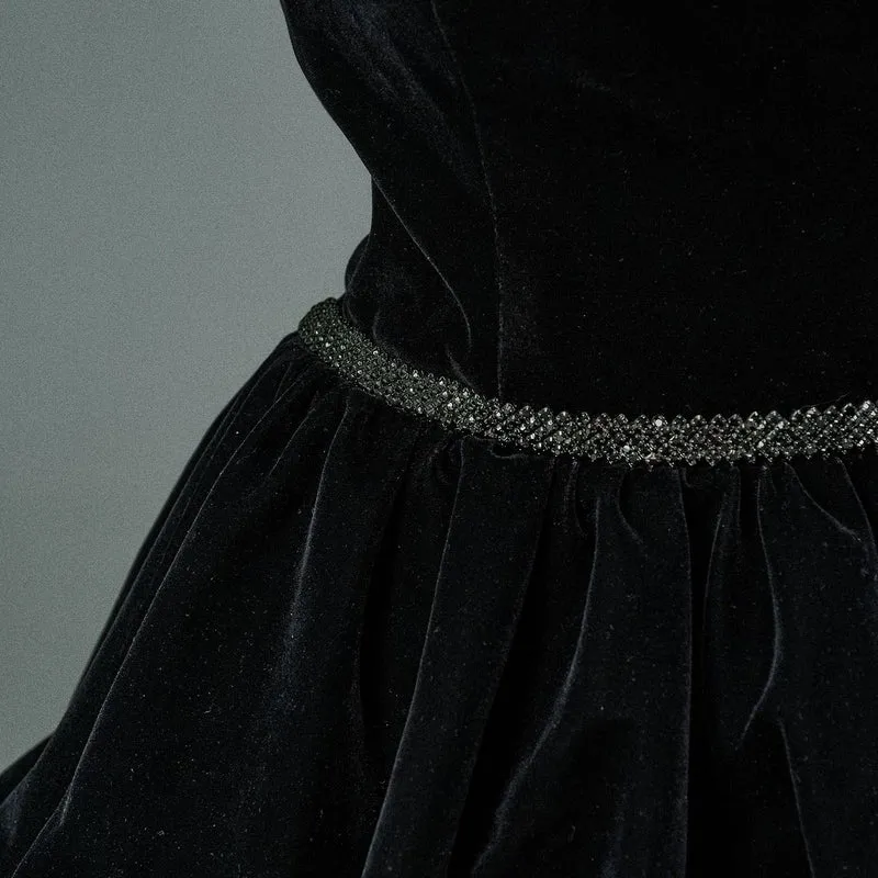 Maßgeschneidertes, gotisches, trägerloses, mehrlagiges Samtkleid mit Bindebändern am Rücken – perfekt für Partys und Hochzeiten