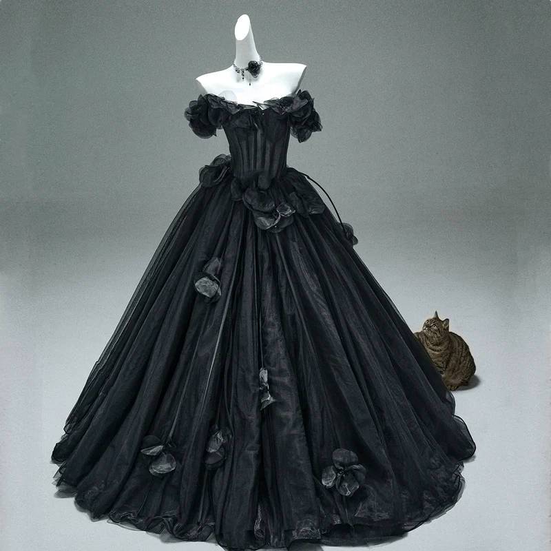 Maßgeschneidertes Gothic-Brautkleid im mehrlagigen Maxi-Ballkleid-Stil für Damen mit schulterfreiem Blumenmuster und Korsett