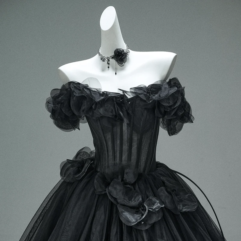 Maßgeschneidertes Gothic-Brautkleid im mehrlagigen Maxi-Ballkleid-Stil für Damen mit schulterfreiem Blumenmuster und Korsett