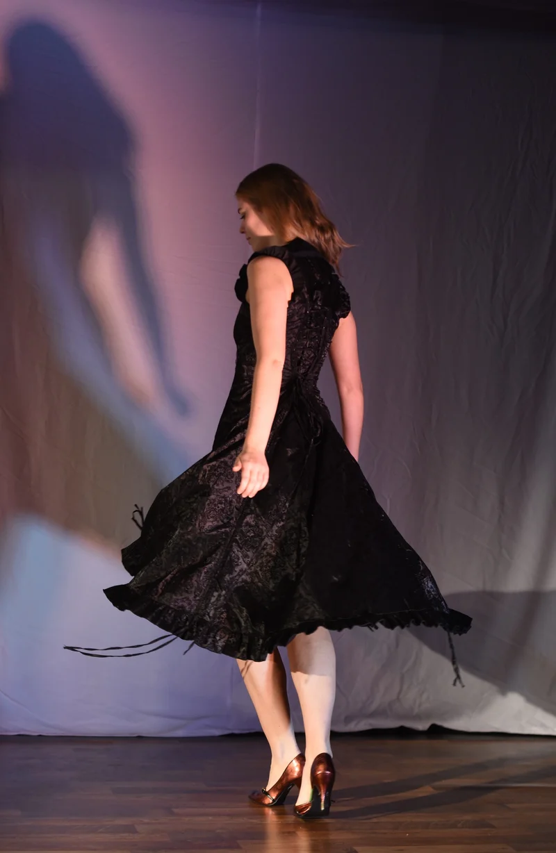 Kleid - Schwarzes Midikleid - W126