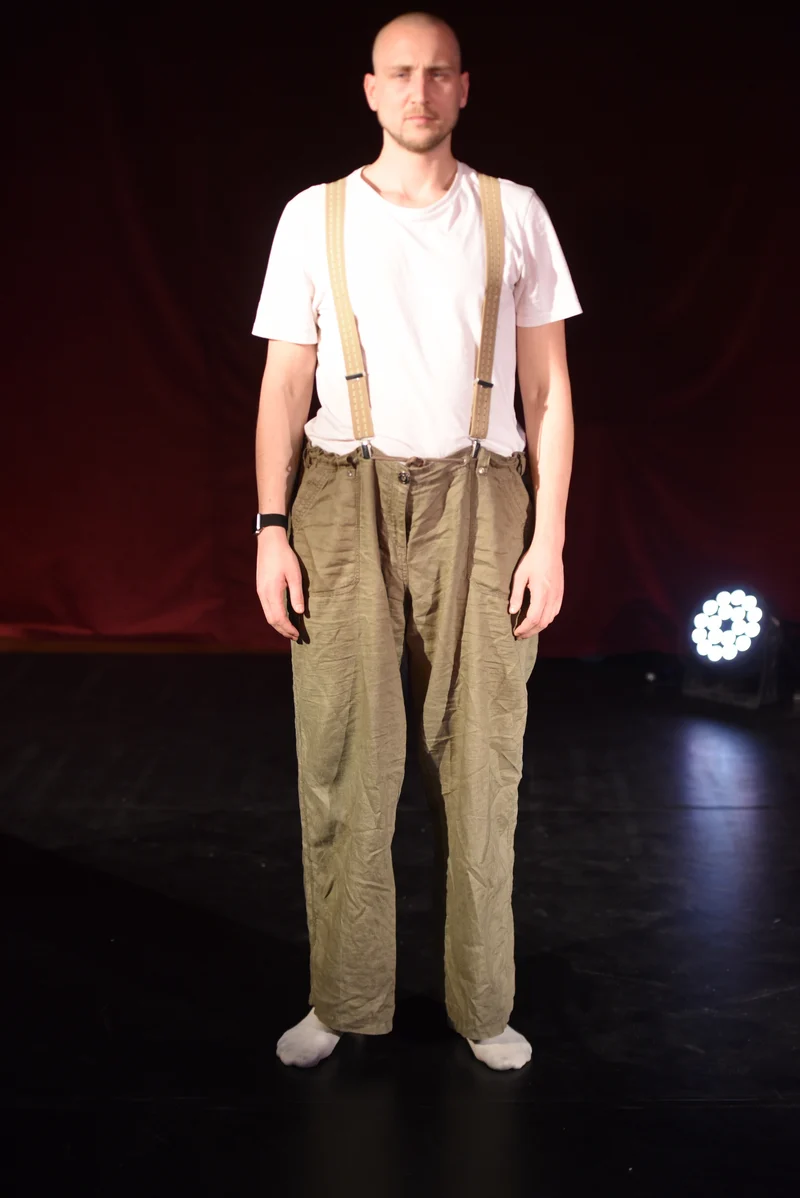 Hose - Chino mit Hosenträgern - B061