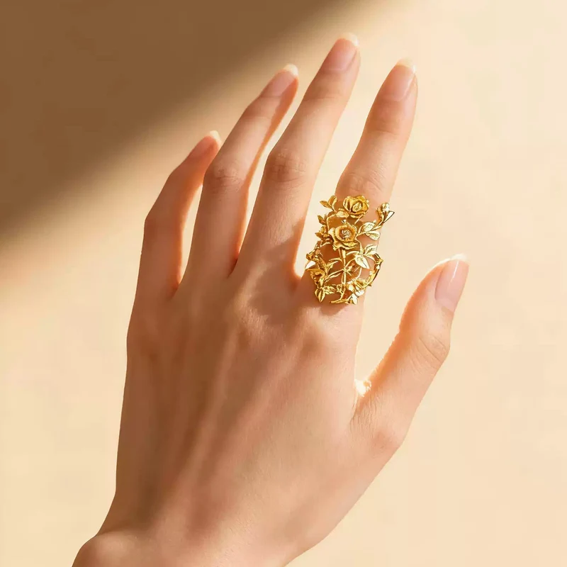 Gothic-Ring für Damen mit ausgeschnittenen Rosenzweigen und offenem Band