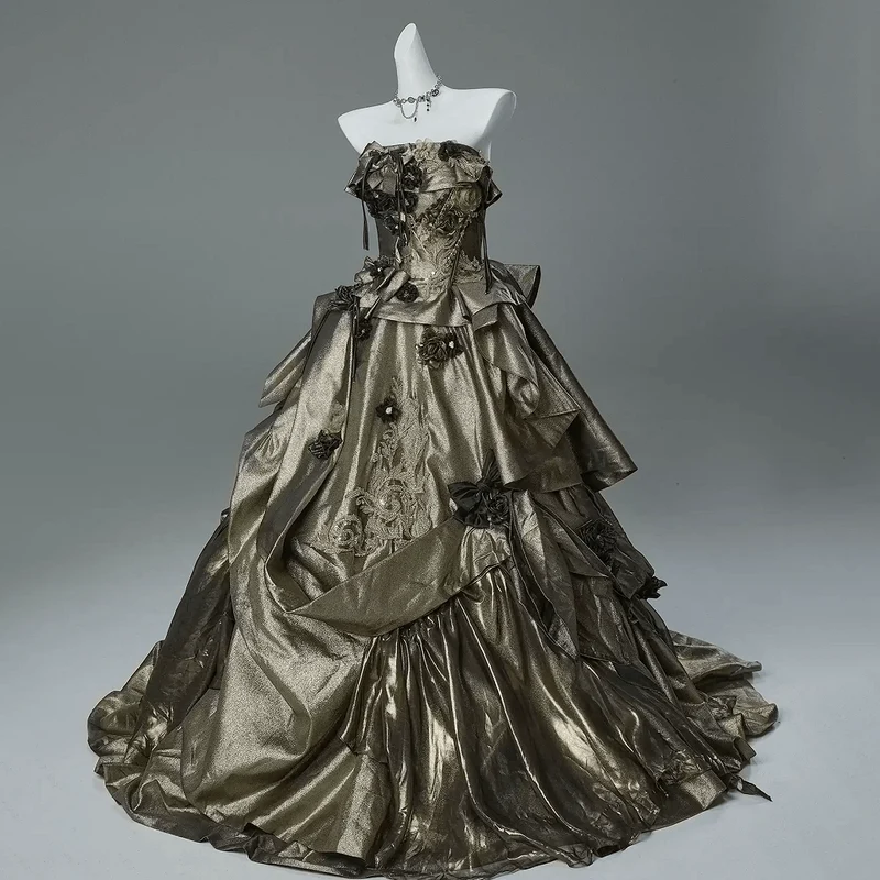 Maßgeschneidertes gotisches trägerloses Ballkleid mit Stickerei, Blumen, Schleife, Kette und asymmetrischer Schleppe für Damen