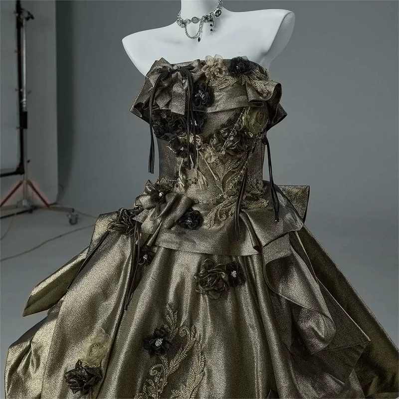 Maßgeschneidertes gotisches trägerloses Ballkleid mit Stickerei, Blumen, Schleife, Kette und asymmetrischer Schleppe für Damen