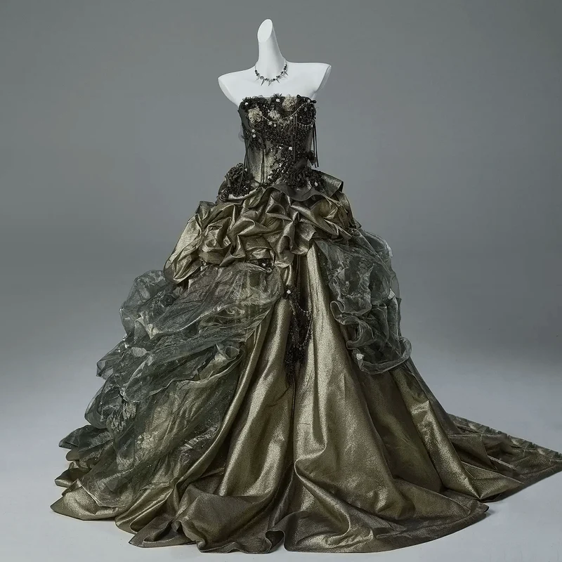 Maßgeschneidertes gotisches trägerloses, perlenbesetztes Blumenkleid mit drapierter Schleppe für Damen – Partykleid/Hochzeitskleid