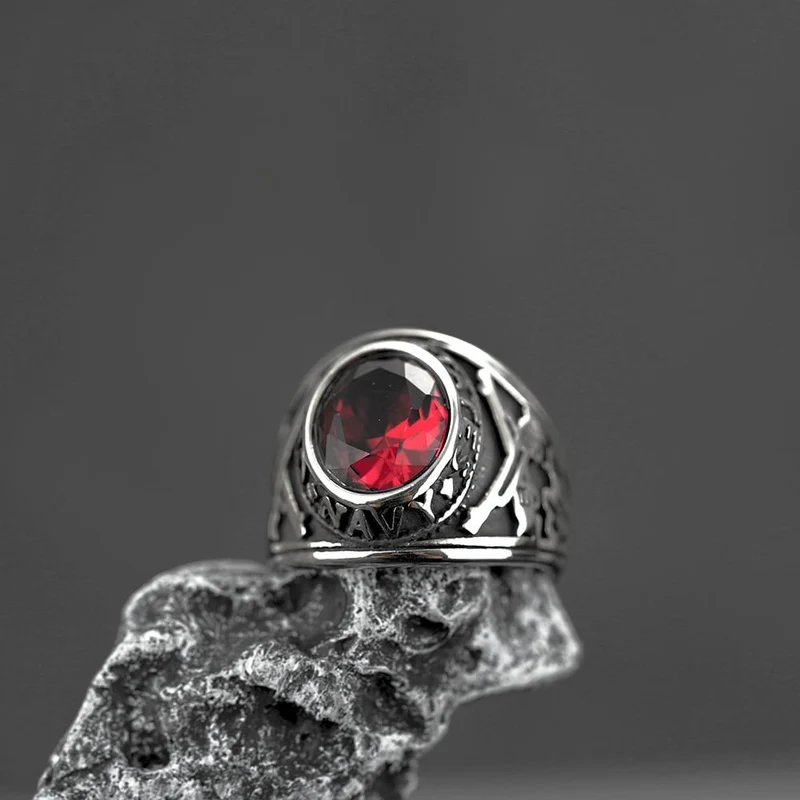 Punk-Vintage-Ring für Herren mit simuliertem Rubin und Schnitzerei