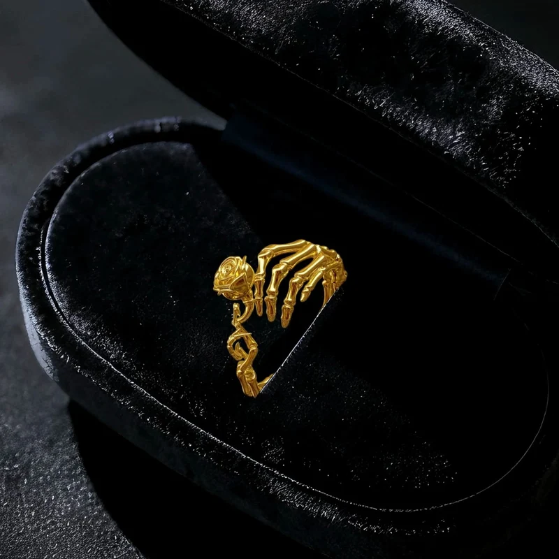 Gothic-Ring für Damen mit Skeletthand und Rose, offener Band