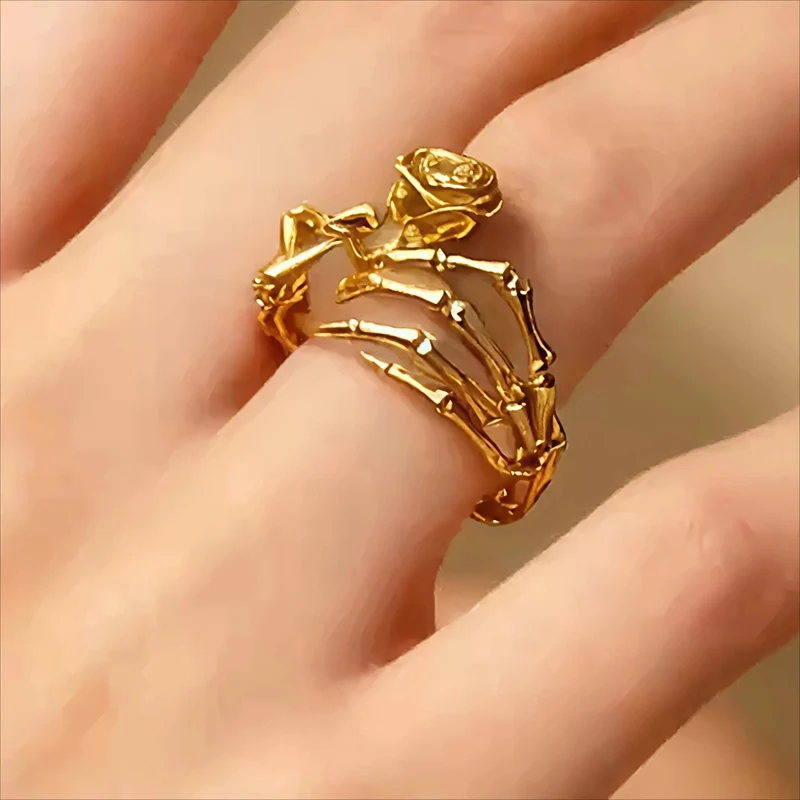 Gothic-Ring für Damen mit Skeletthand und Rose, offener Band