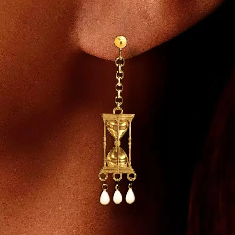 Gothic-Ohrstecker für Damen, asymmetrisch, mit Perlen und Krugmotiv in Sanduhrform