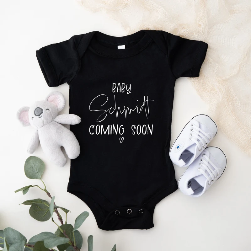 Babybody Name personalisiert Babybody kurzarm bedruckt mit Wunschnamen Baby Coming Soon Schwangerschaft ankündigen Baby Geschenk Baby Shirts
