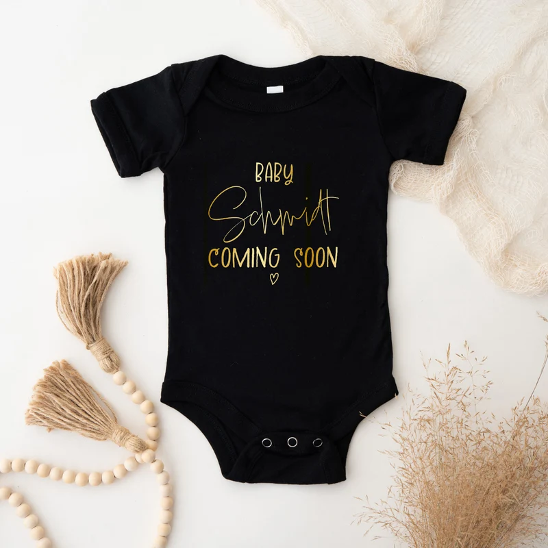 Babybody Name personalisiert Babybody kurzarm bedruckt mit Wunschnamen Baby Coming Soon Schwangerschaft ankündigen Baby Geschenk Baby Shirts