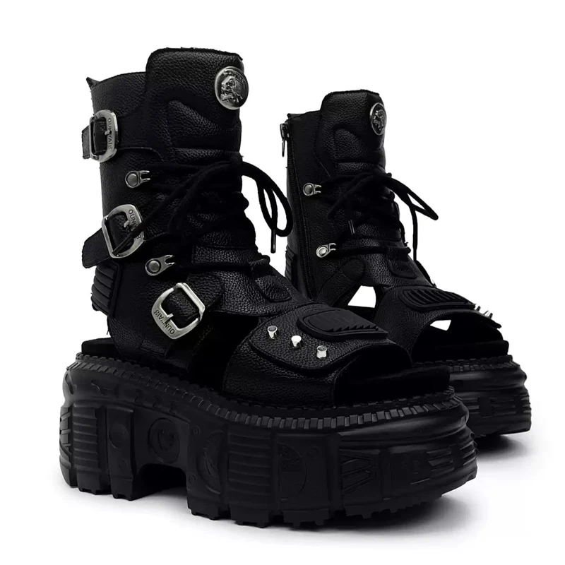 Punkige Herren-Sandalen mit Nieten, Schnallenriemen, Cut-outs, offener Zehenpartie, Plateau und dicker Sohle