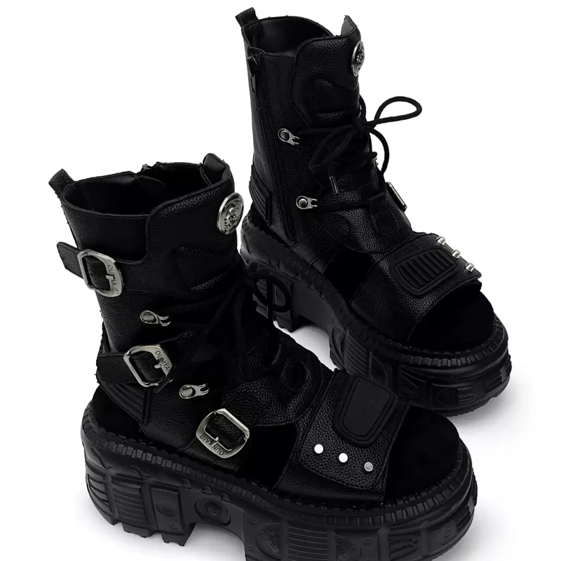 Punkige Damen-Sandalen mit Nieten, Schnallenriemen, Cut-outs, offener Zehenpartie, Plateau und dicker Sohle