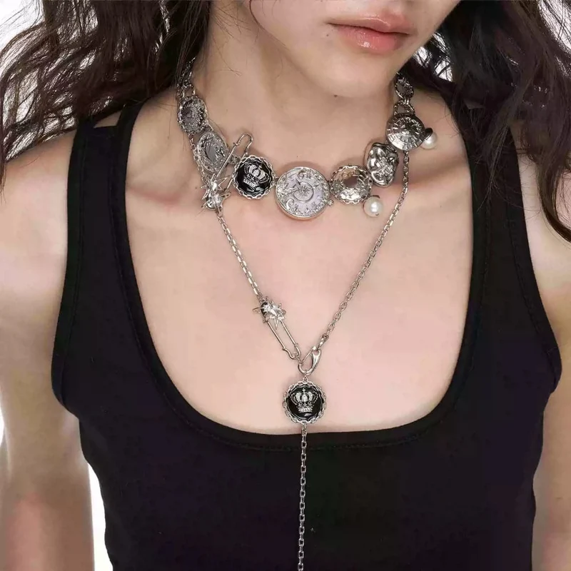 Damen-Choker mit Grunge-Motiv, geprägten Medaillons und Perlen
