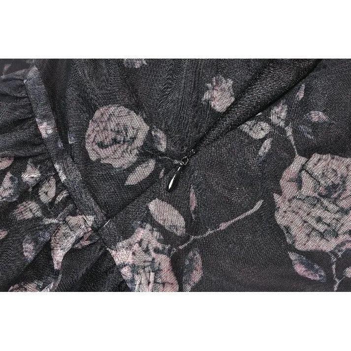 Grunge-Schnürkleid mit Rosenmuster, gestuftem Rüschensaum und rosafarbenem Saum – perfekt für den Schulabschluss