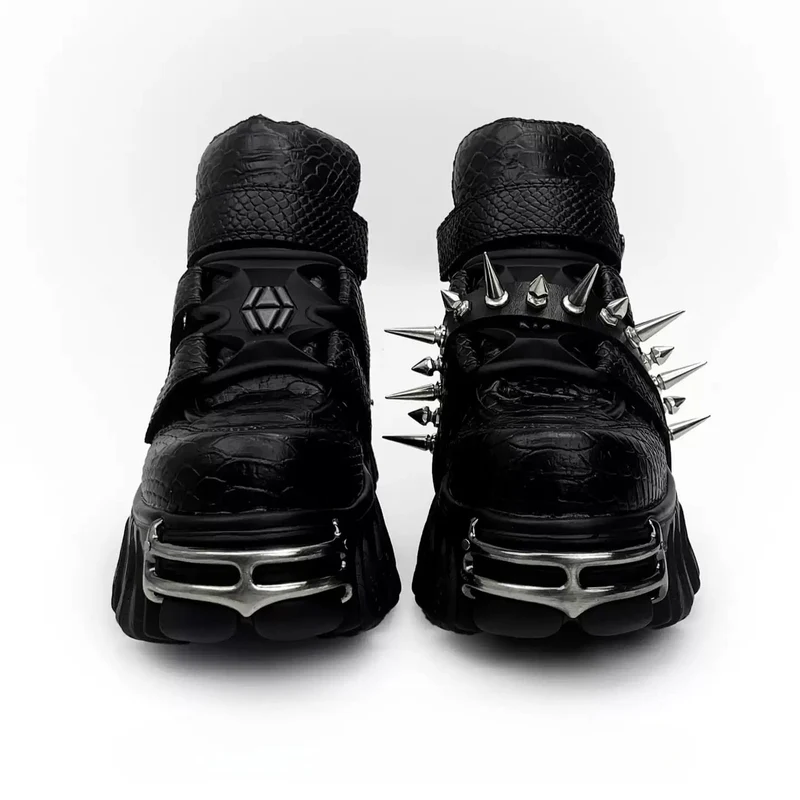 Punk-Sneaker für Herren mit Nietenriemen, Alligatorprint und klobiger Sohle