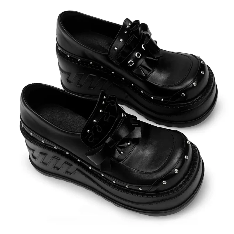 Grunge-Plateauschuhe für Damen mit Nieten, Ösenriemen und Schleife