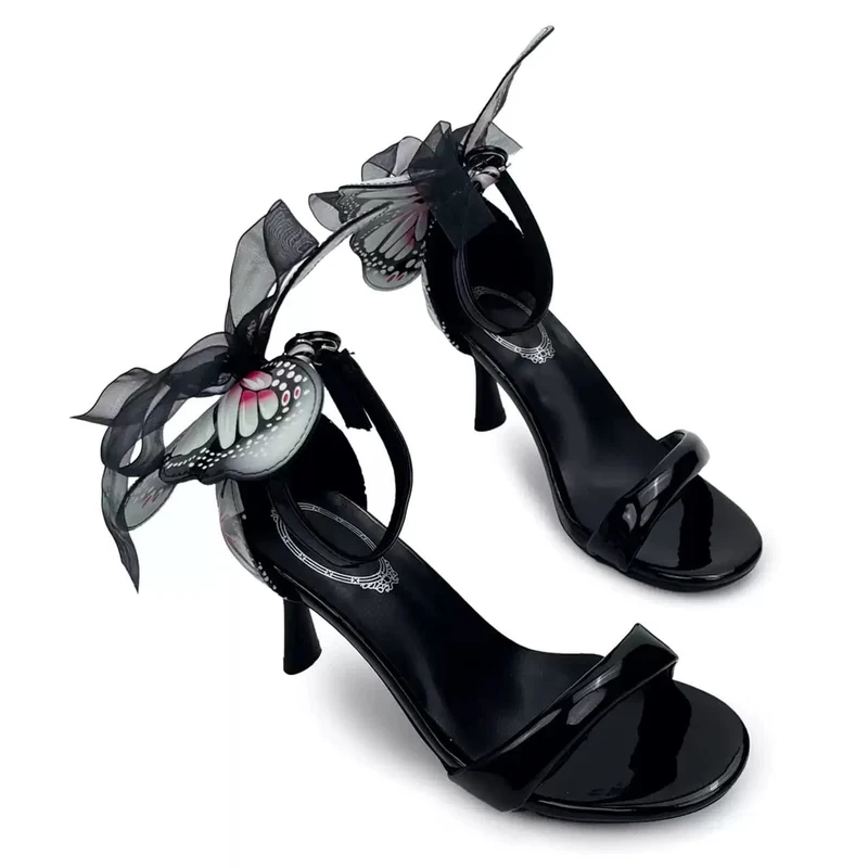 Gothic-Sandalen für Damen mit Schmetterlingsdekor, Knöchelriemen und Schnalle, offener Zehenpartie und Stilettoabsatz