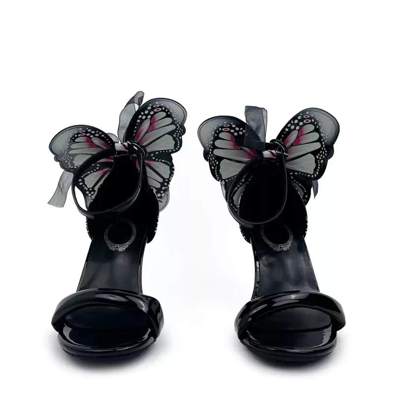 Gothic-Sandalen für Damen mit Schmetterlingsdekor, Knöchelriemen und Schnalle, offener Zehenpartie und Stilettoabsatz