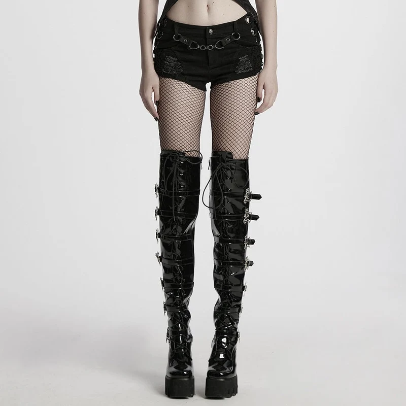 Zerrissene Punk-Shorts mit Riemchen und Nieten für Damen