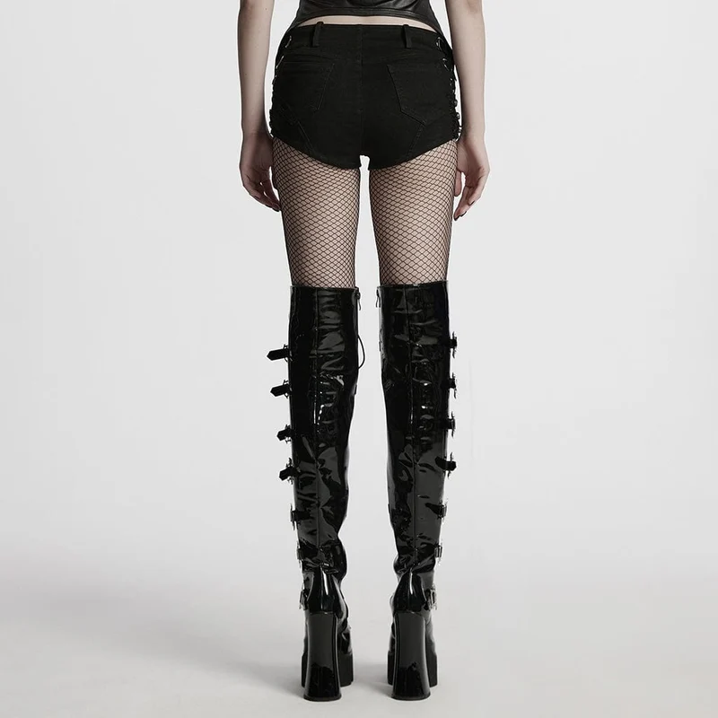Zerrissene Punk-Shorts mit Riemchen und Nieten für Damen