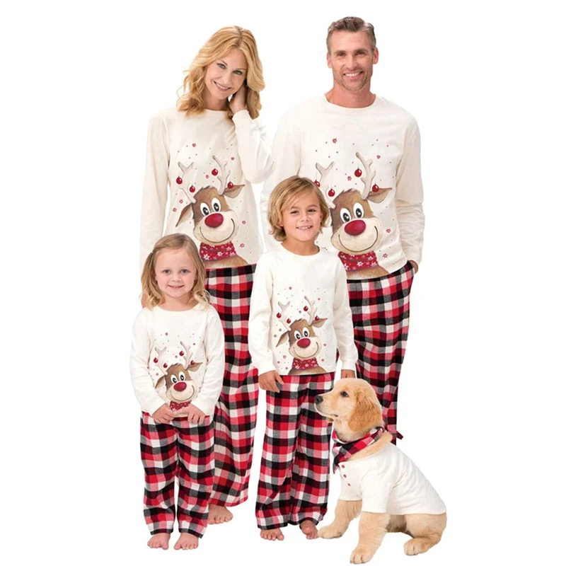 Weihnachtspyjama Familie und Hund