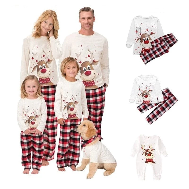 Weihnachtspyjama Familie und Hund